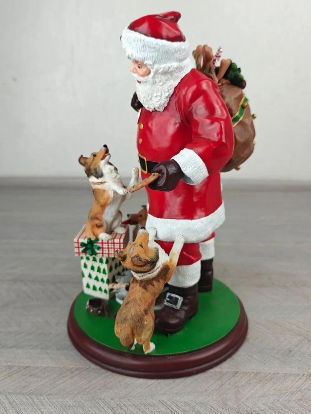 Danbury Mint Santa's Little Shelties Figurine Hand-Painted Resin Christmas 10